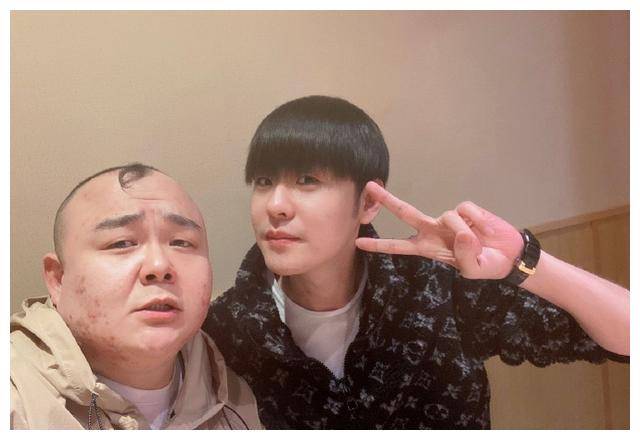 德云社张云雷杨鹤通听梅花大鼓因主任太胖二爷被挤得没地方