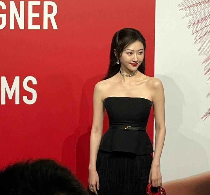 原创景甜参加活动无美颜照片意外曝光瘦成皮包骨脸色暗黄