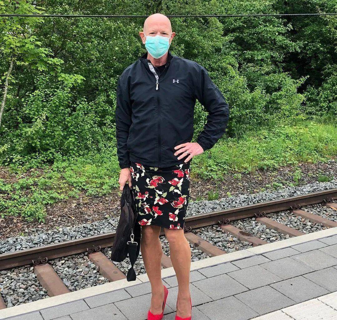 男人美起来没女的什么事,61岁硬汉玩转各种小裙子,亮眼又好看_mark