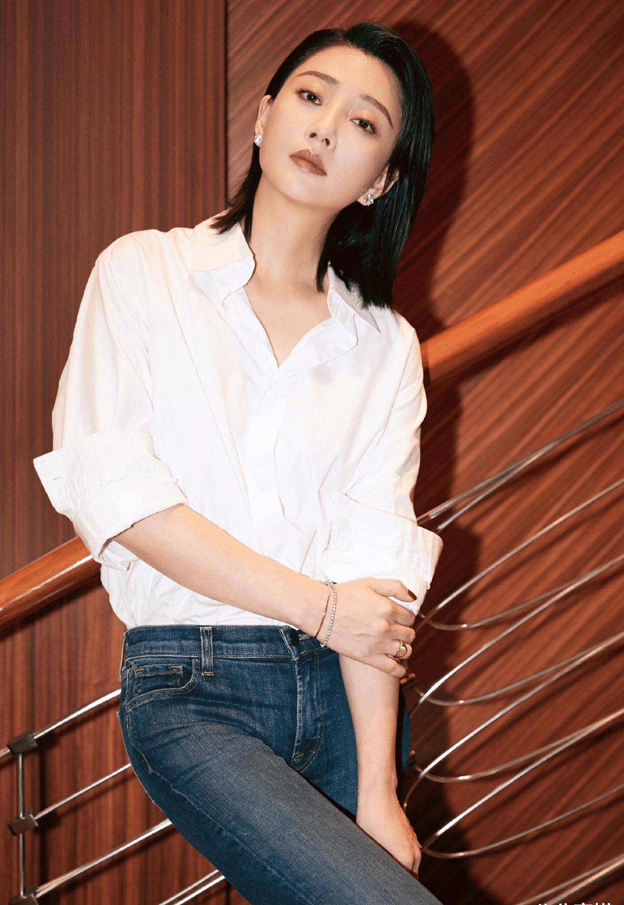 殷桃可真是"人间水蜜桃",亮片连衣裙华丽高级,美得不可方物_时尚_身材