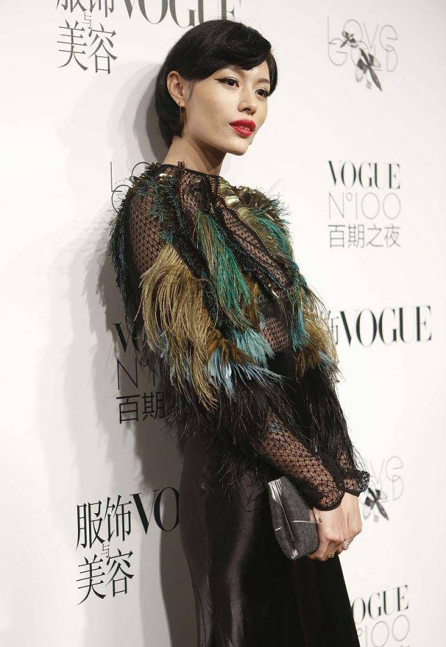 原创汪峰前妻葛荟婕镂空上衣配半身裙秀出完美身材美得让人窒息