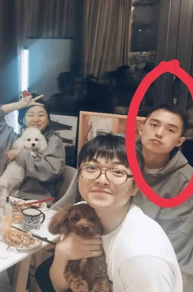 金靖"掐腰摸背"恋情曝光,曾自称早就不是黄花大闺女了_李佳琦_舒亦橙