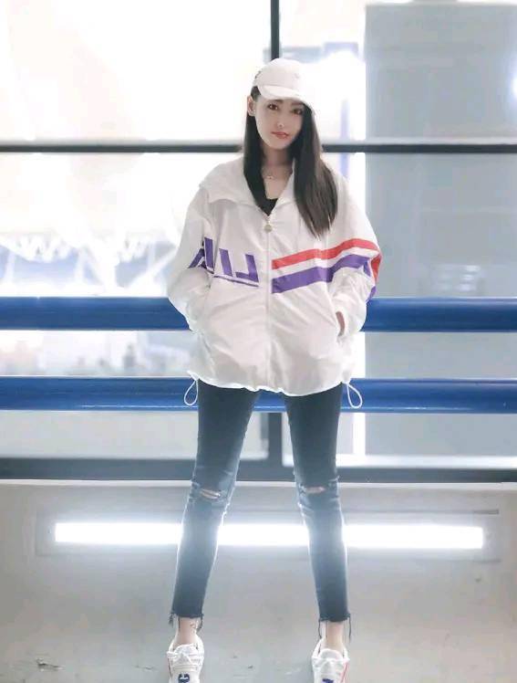 张天爱穿学生装也撩人,穿3cm热裤秀无痕腿,看点十足