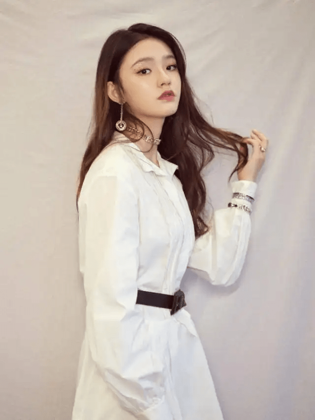 原创林允挺适合清高的公主造型一身洁白的裙子配黑手套像中国赫本