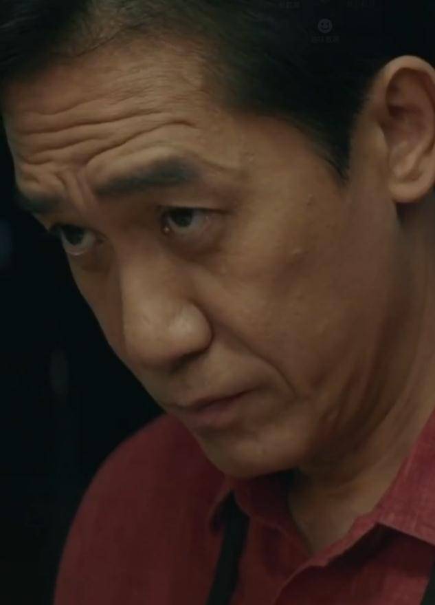 比起年轻时的俊美脸蛋梁朝伟的脸型也变得长了一些.