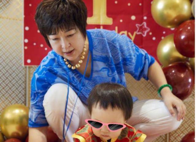 奥运冠军晒爱女周岁照,一家三口其乐融融越来越美_惠若琪_比赛_杨臻博