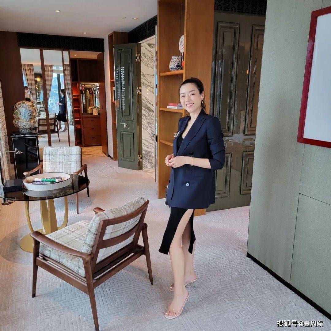 原创41岁陈茵媺晒照西装配短裙大秀长腿被老公陈豪搂腰显甜蜜