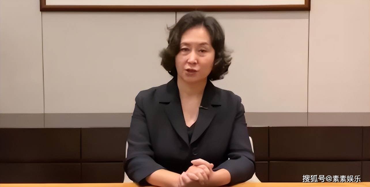 蓝琼缨离世第8天,长女何超琼露面显憔悴