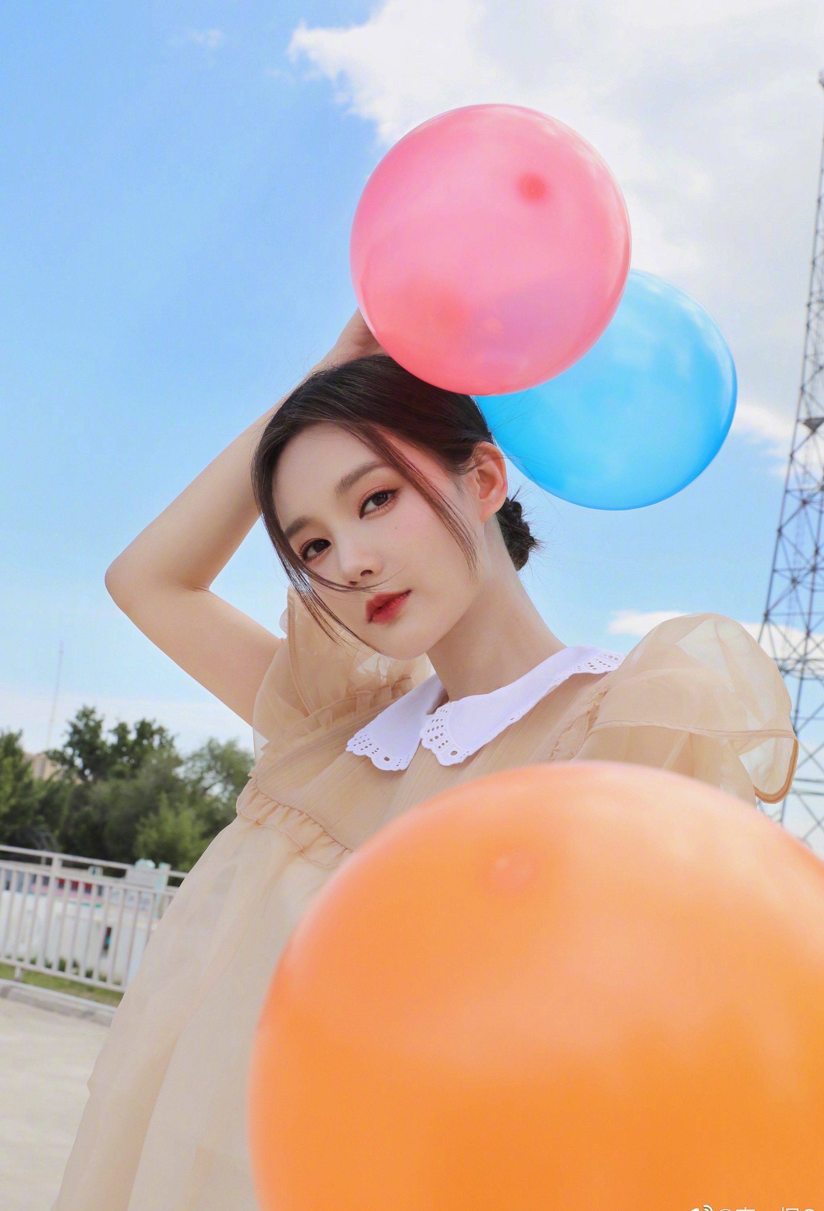 李一桐淡黄色蓬松长裙可爱写真