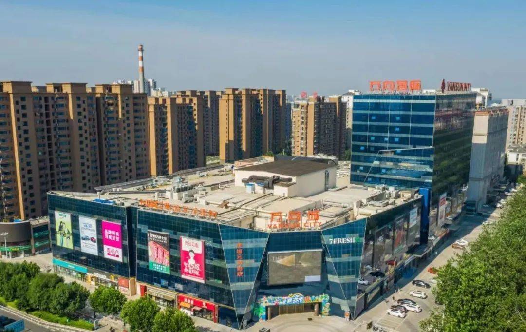 万象城商场是廊坊比较有名的商场,位于广阳道最西面,交通便利,停车场