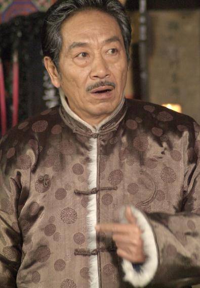 73岁戏精王奎荣隐藏多年的妻子比他小37岁还是圈内老熟人