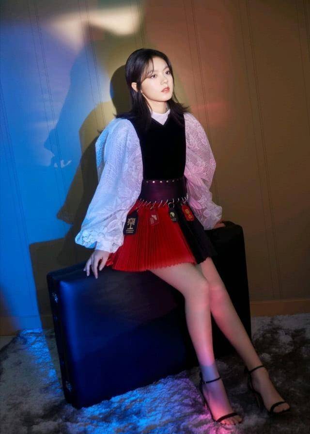 原创赵今麦穿百褶裙挺时髦的站屋顶上拍写真让人摸不着头脑