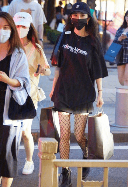 原创34岁杨幂被偶遇白皙长腿穿渔网袜太抢眼大腿还和小腿一样细