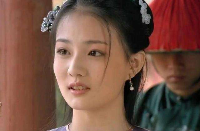 徐璐光着腿教大家垃圾分类,当她蹲下身子的时候,网友疯狂截图_进行