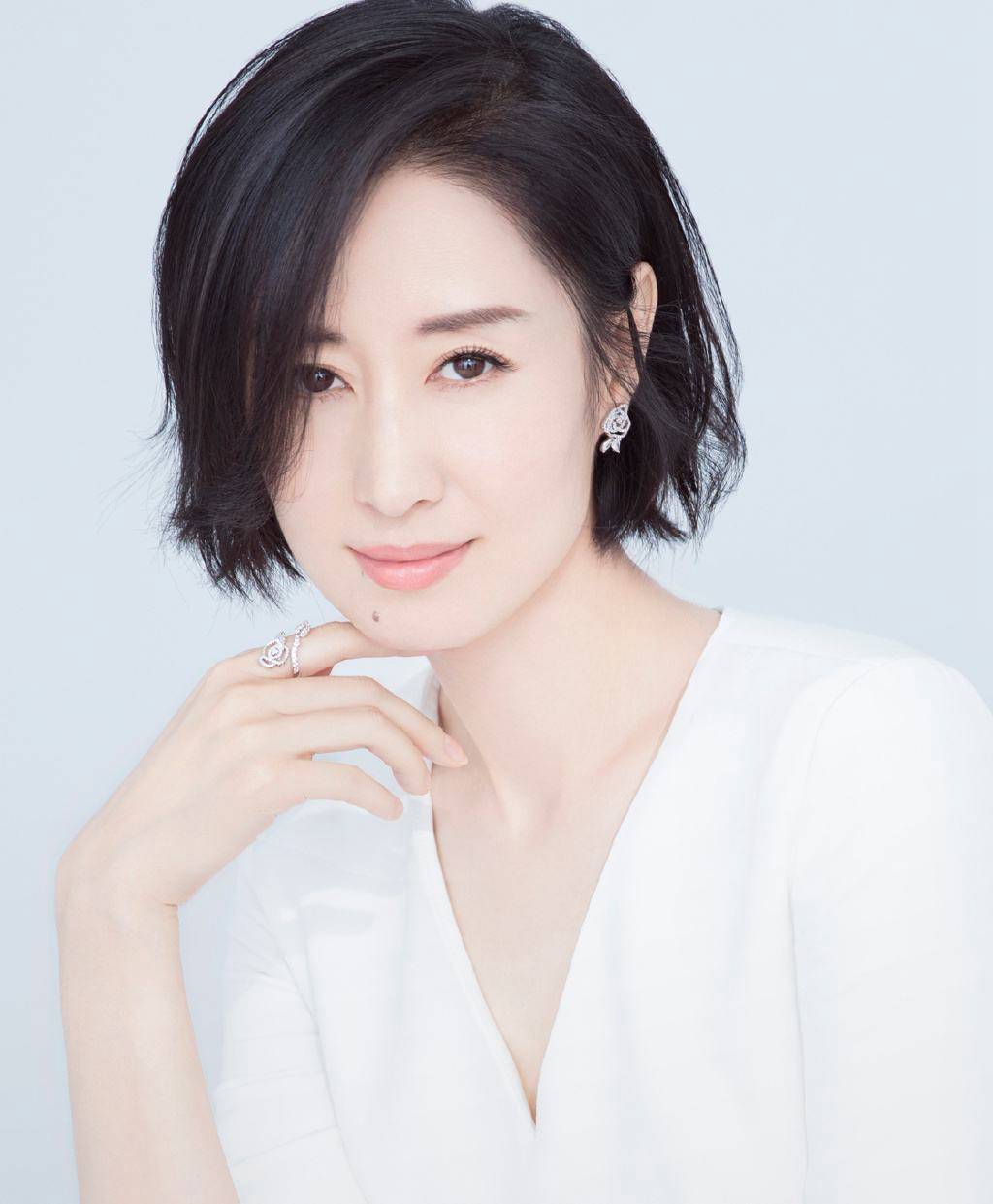刘敏涛女明星,1976年5月29日出生于上海市虹口区,2000年出演了《黑洞