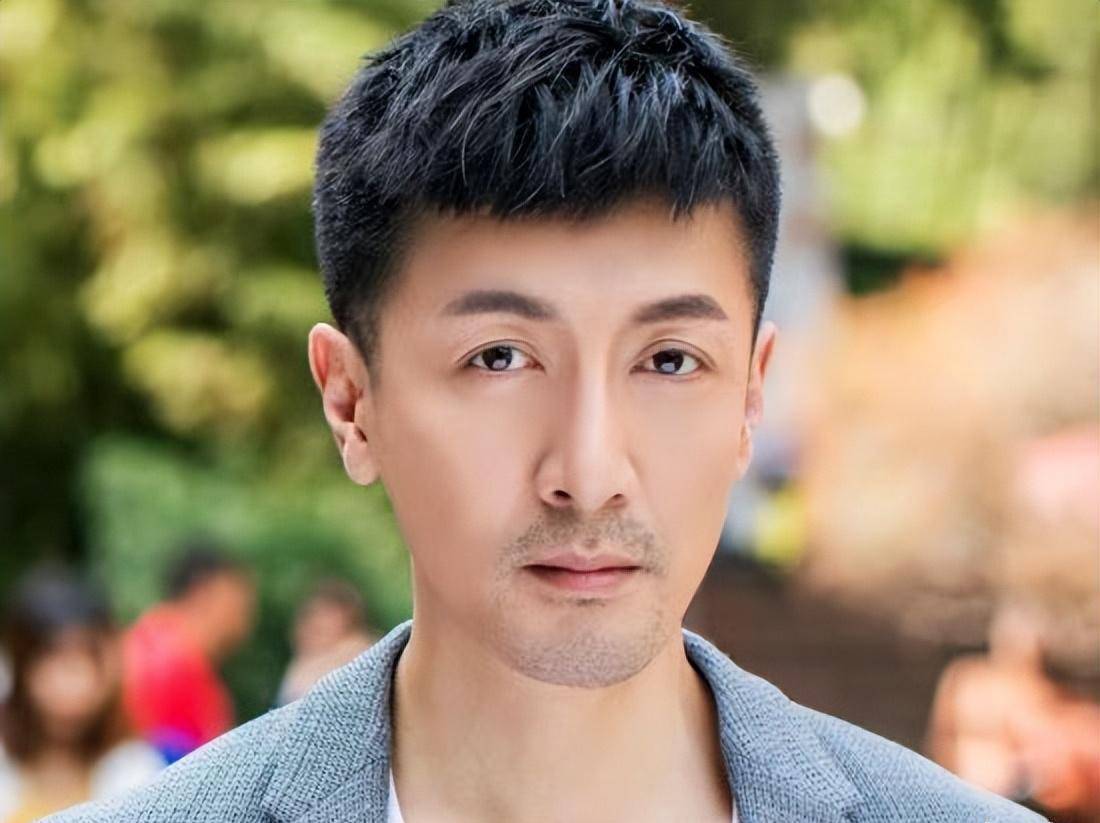 12位长得像"混血儿"的男星,个个浓眉大眼,实打实的中国美男_胡歌_陈坤