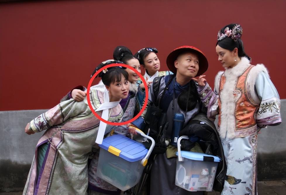 相比于戏内的混日子,《甄嬛传》秀外的花絮更让人捧腹.