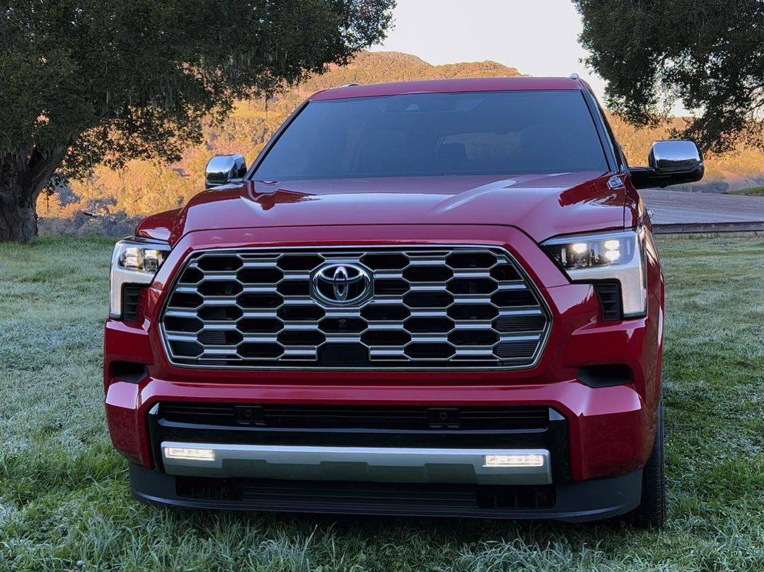 陆巡lc同平台,实拍新款丰田红杉,气场不输凯雷德,旗舰感十足_搜狐汽车