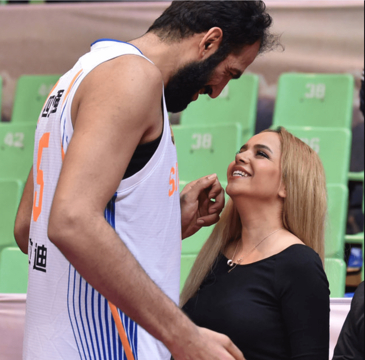 祝福37岁哈达迪与女友伊朗举办盛大婚礼大帝搂着1米7娇妻跳舞