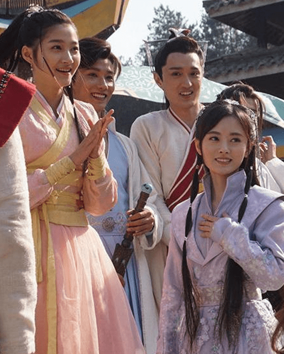 原创京圈格格关晓彤嘲笑鞠婧祎个矮后夺杨蓉角色手撕鹿晗粉