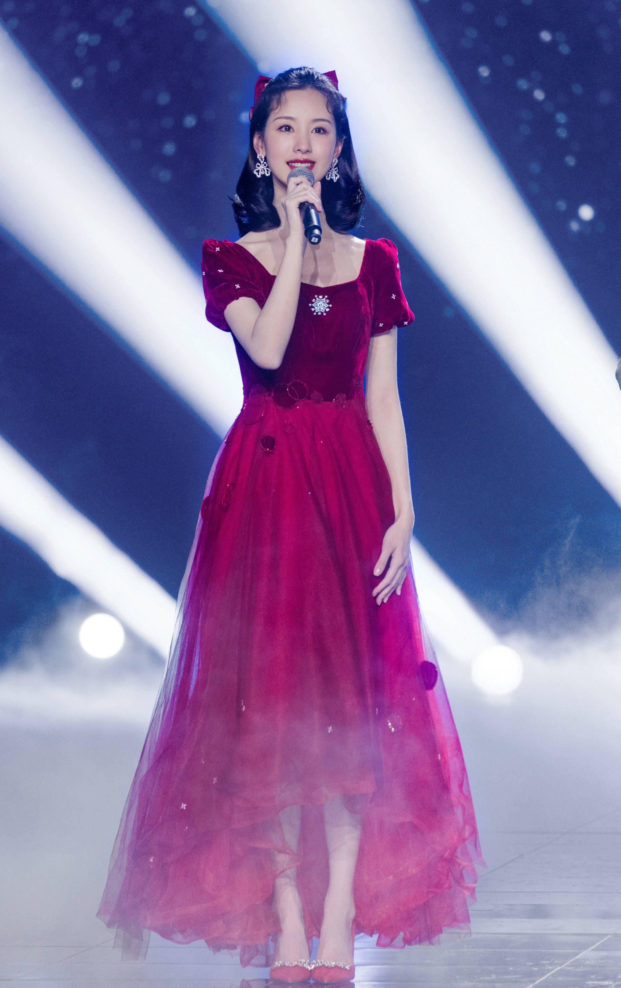 原创晚会造型陈都灵港风装暴露头肩比杨幂百花裙惊艳却保守穿打底