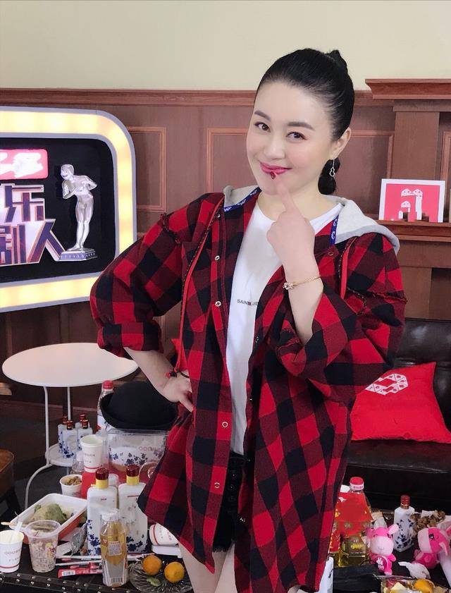 原创有一种好身材叫做关婷娜穿保守的裙子也藏不住看着真撩人