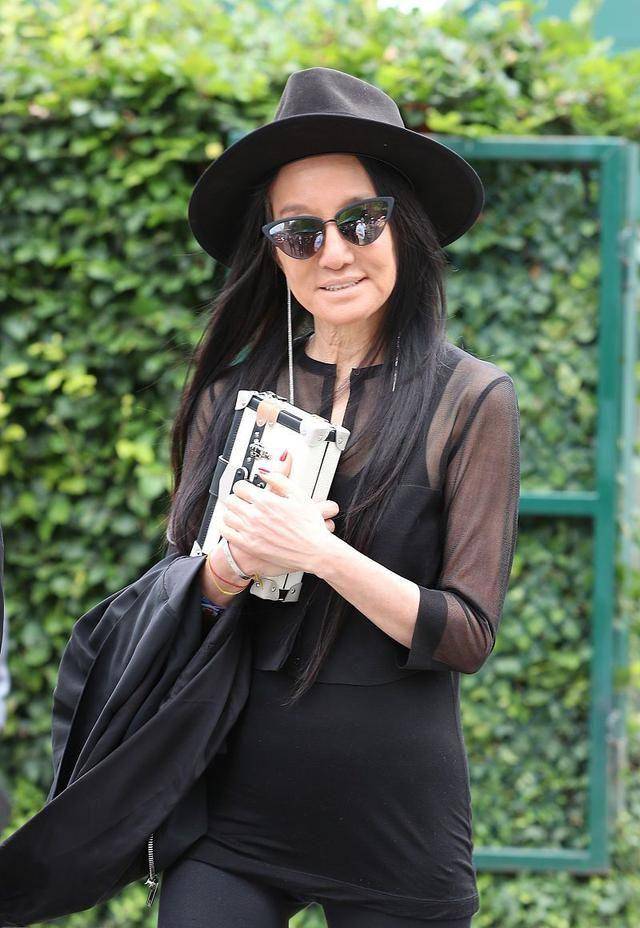 原创女人的爱美之心没年龄限制70多岁的王薇薇仍是紧身衣时尚打扮