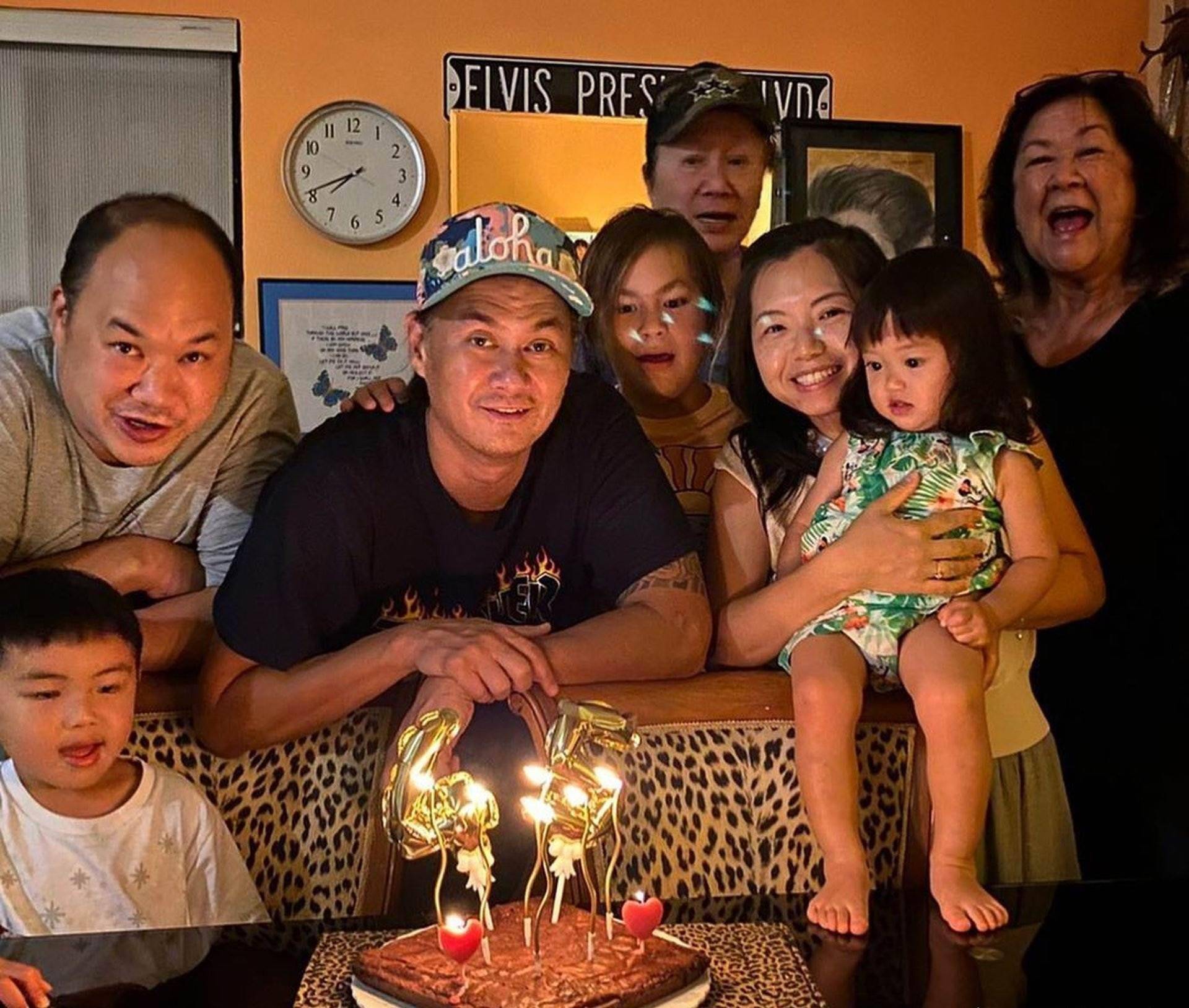 73岁许冠杰近况曝光和家人欢聚一堂千万豪宅尽显温馨