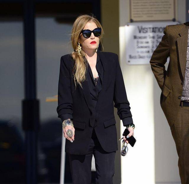 迈克尔61杰克逊的妻子真冻龄,皮肤白皙迷人,不像50岁_丽莎_专辑