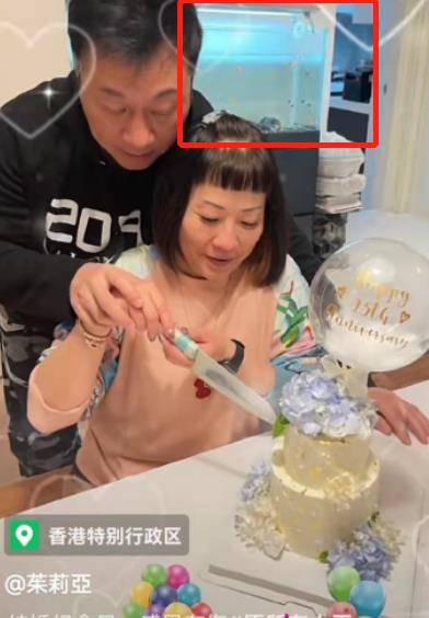 黎耀祥與妻子慶祝結婚25年 餐桌上烤大片肉 豪宅中超大魚缸搶鏡 夫妻 紀念日 美食 55standards