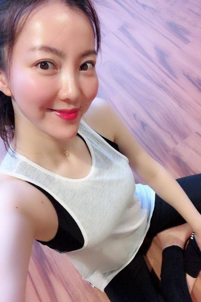 原创安徽美女主持余声因时尚被传出很多绯闻他老公罕见露面引热议