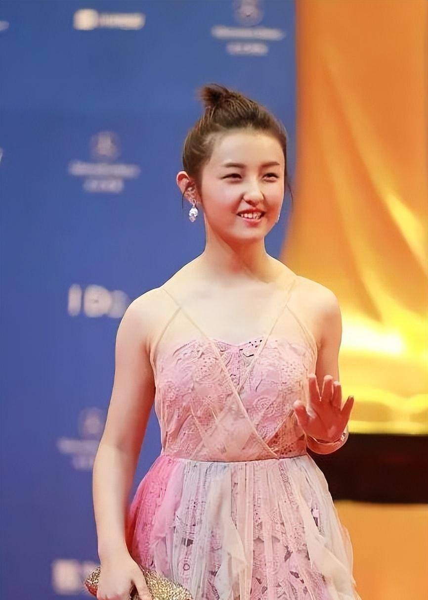 原创张子枫从时尚黑洞到红毯仙女她是怎么完成蜕变的