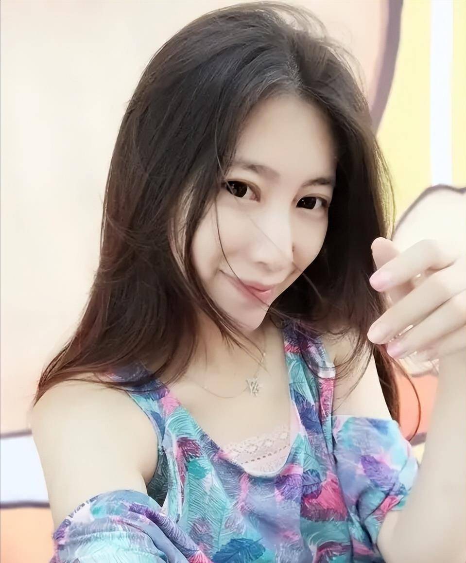 2007年,他暑假回家邂逅了清纯美丽,古灵精怪的余征瑶.
