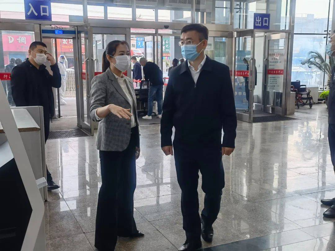 双城区委副书记区长赫彦明深入区行政服务中心走流程
