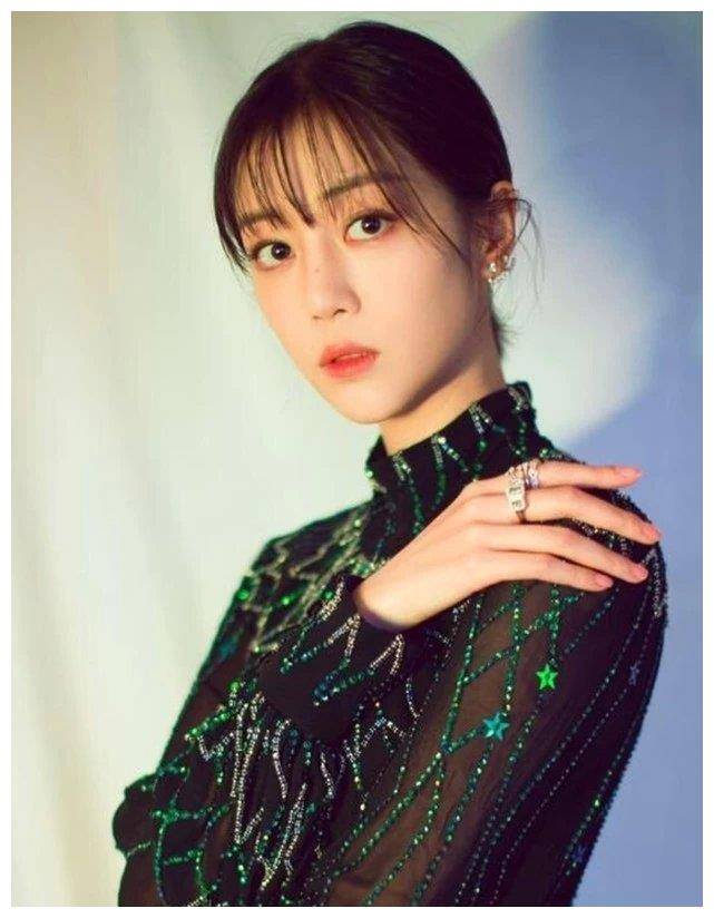 原创本就不信李溪芮腿很细直到看见她和栏杆同框这回真信了