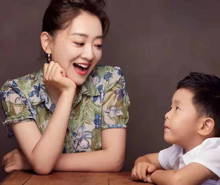 很多人都羡慕月亮姐姐的家庭氛围,说她生活幸福.