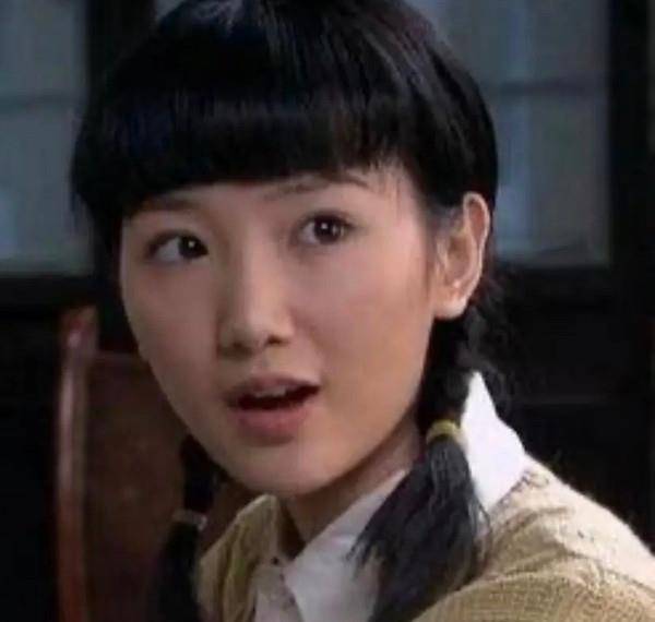 出演《女神捕》和《傻春》时脸还是纯天然的.