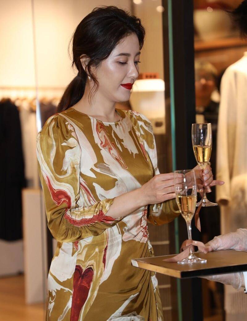 曾黎个子高挑,身材时尚,五官精致,与章子怡,梅婷,袁泉,秦海璐,胡静