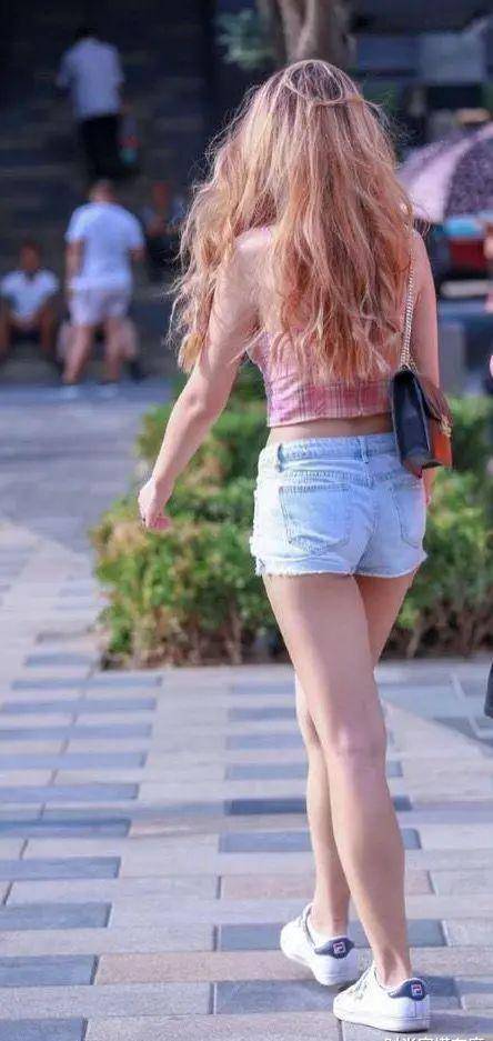 原创小骨架平板身材如何穿出曲线美格子吊带配牛仔短裤太甜美了