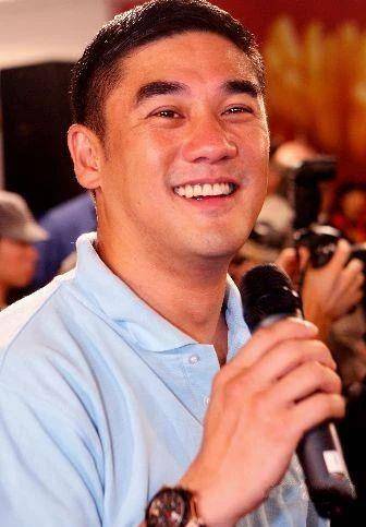 吴大维神秘妻子曝光身材高大体态丰盈挺大孕肚与老公秀恩爱