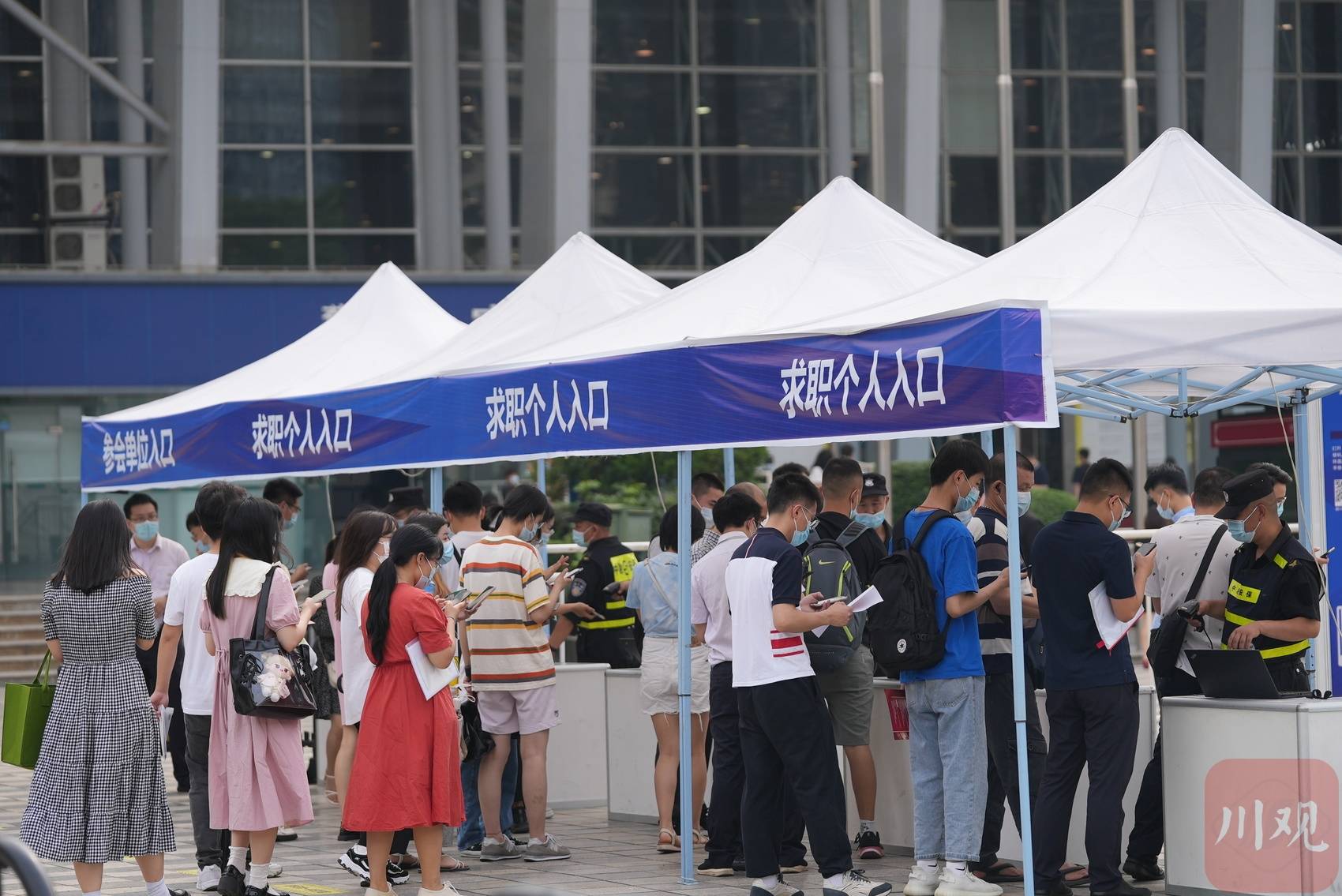 c视频成都2022年首场特大型人才招聘会上求职者们都关注些啥