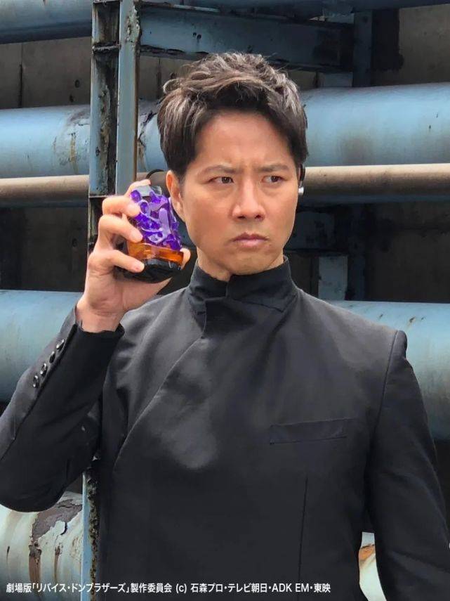 这次公开的角色叫做阿兹玛,是由小杉健饰演,小杉健的话,大家也是非常