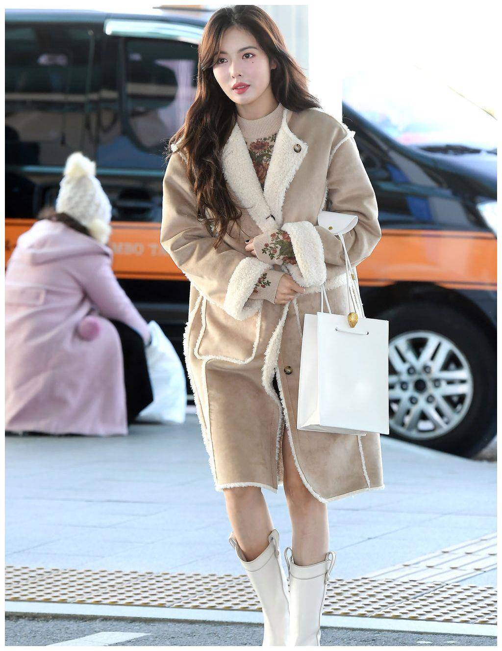 金泫雅衣品好绝,冬天也穿碎花裙?搭配羊羔绒居然这么甜!