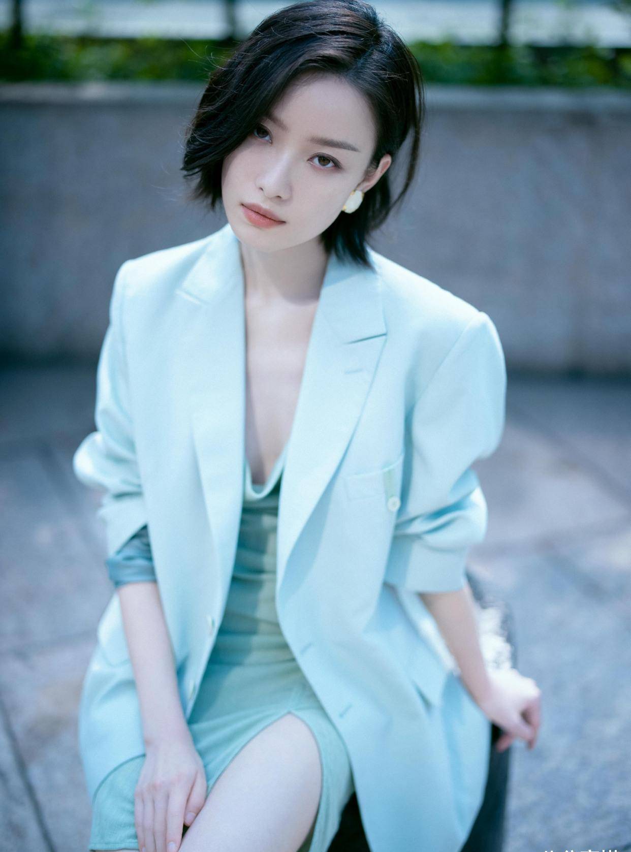 原创倪妮的高级感太难超越吊带裙配西装外套优雅精致美得不可方物