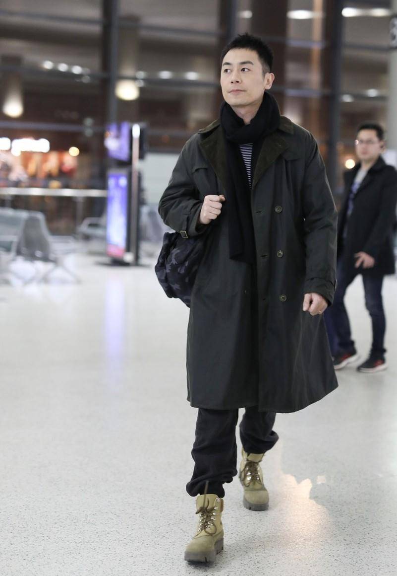 原创朱亚文清爽走机场海魂衫配派克大衣35岁穿出清新少年感