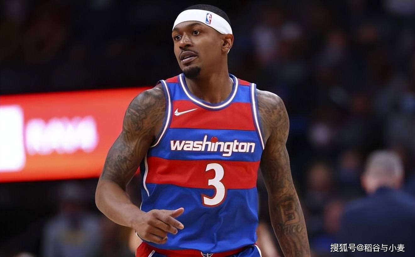 的代价,球队的后场大将凯尔-洛瑞(kyle lowry)和本赛季的最佳第六人泰