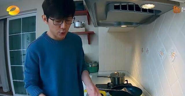 何炅首次曝光家中内景,极简风格显空旷,方便面成堆是一人住?