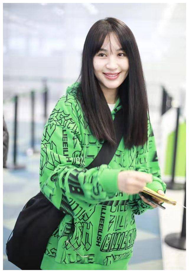 李菲儿是娱乐圈服装风格非常甜美的女演员,总是穿着和妆容非常考究