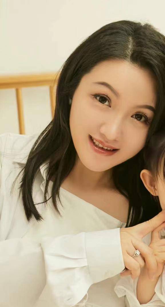 歌手简弘亦晒照官宣二胎老婆挺8月孕肚仍貌美2岁女儿似爸爸