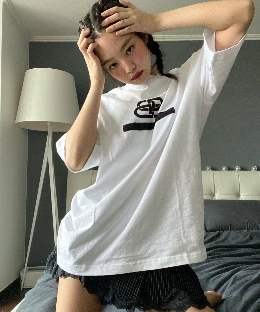 原创jennie连更私服照曝光卧室自拍秀长腿人美就是敢随心所欲